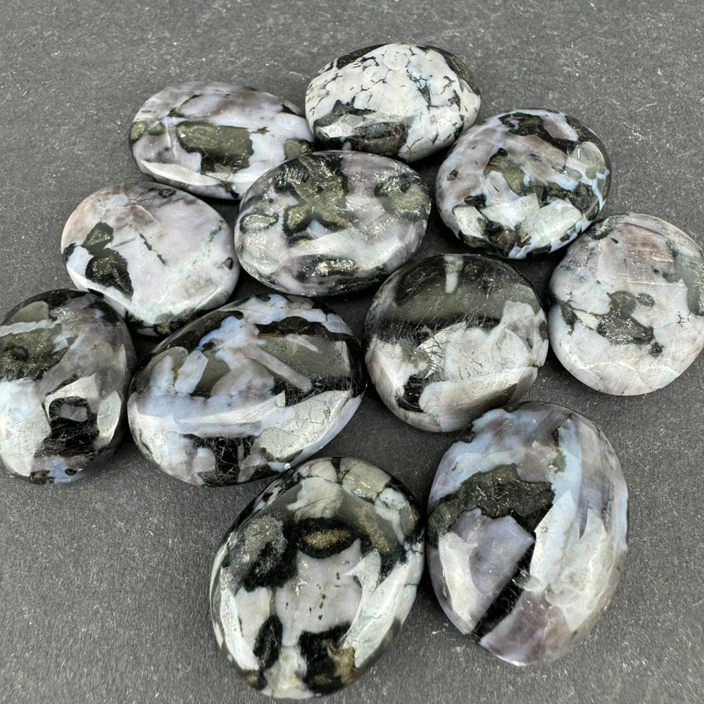 Mystic Merliniet (Indigo Gabbro) trommelsteen