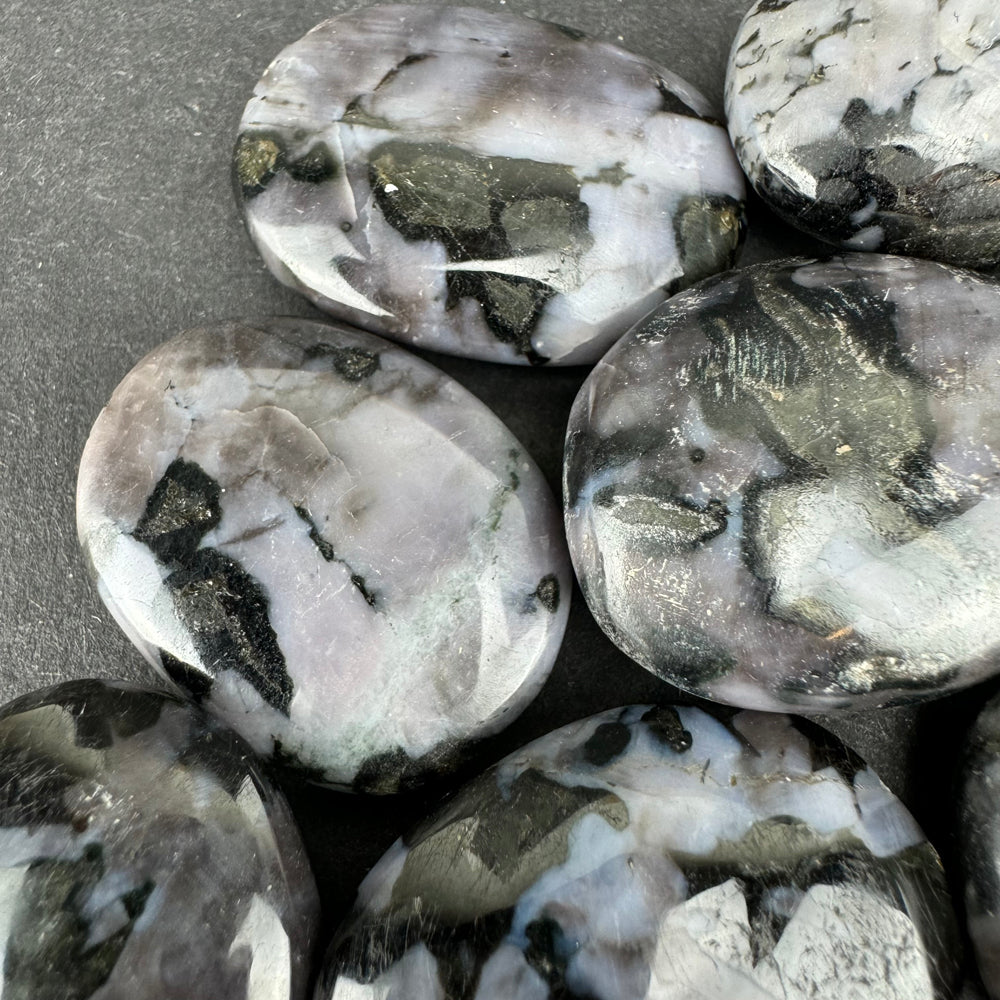 Mystic Merliniet (Indigo Gabbro) trommelsteen